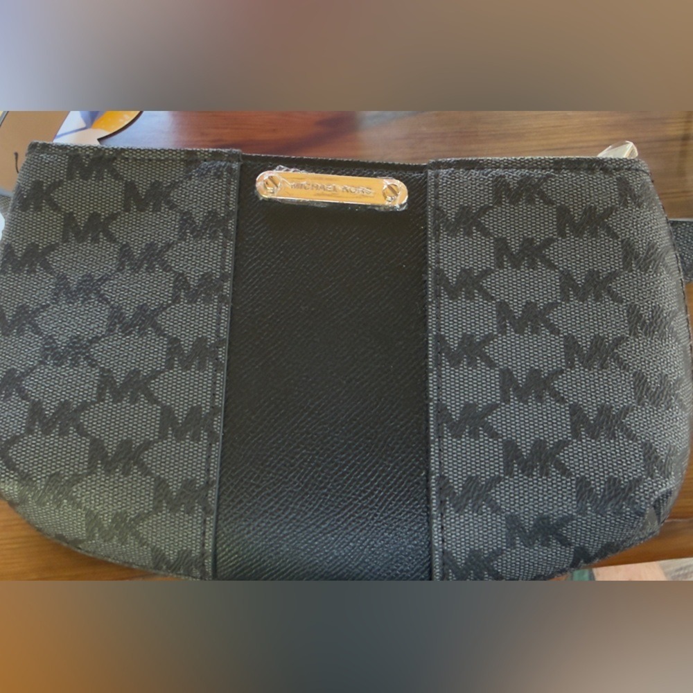 Michael Kors Logo Belt Bag - Picture 3 of 10